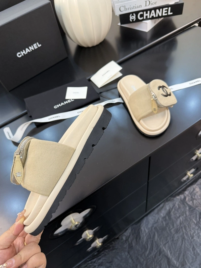 Lightweight Chxnxl Slippers 117137
