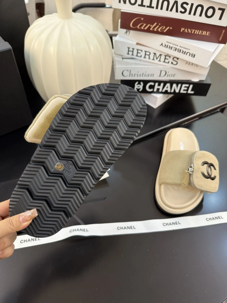 Lightweight Chxnxl Slippers 117137