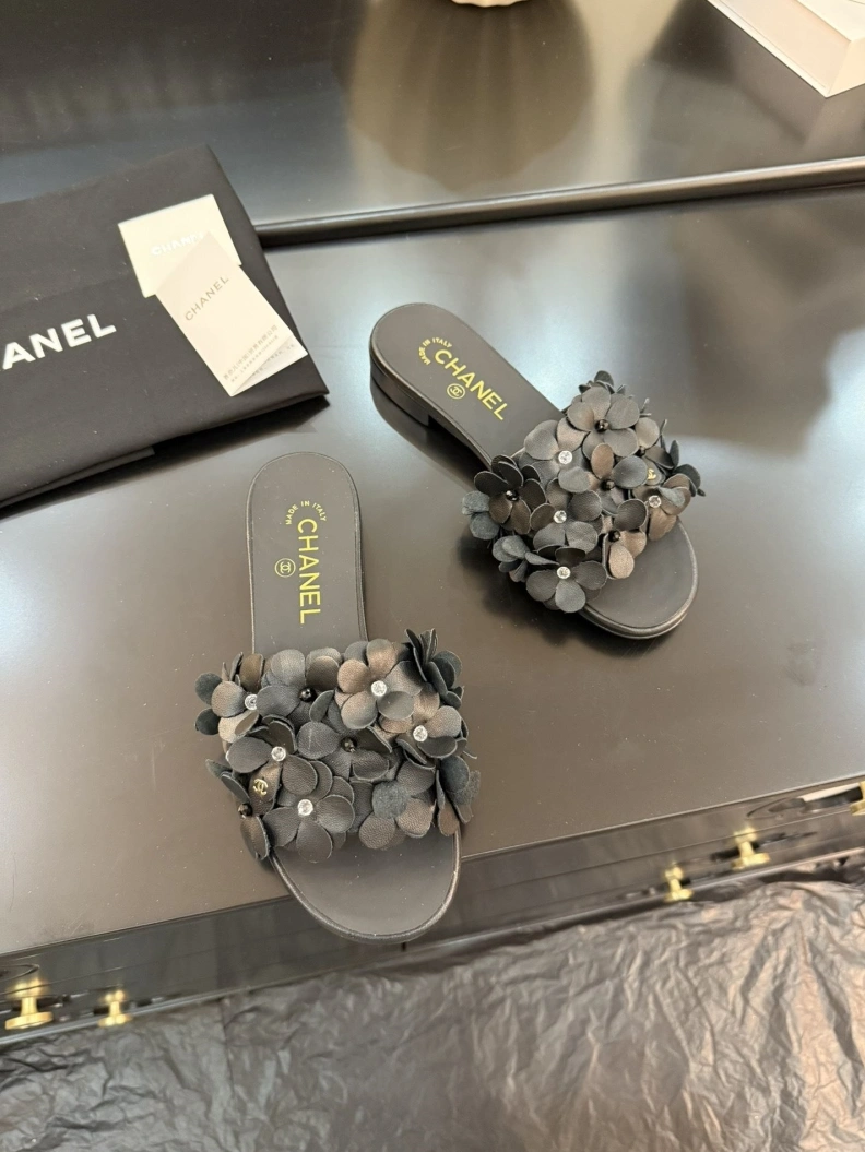 Bright Chxnxl Slippers 117122