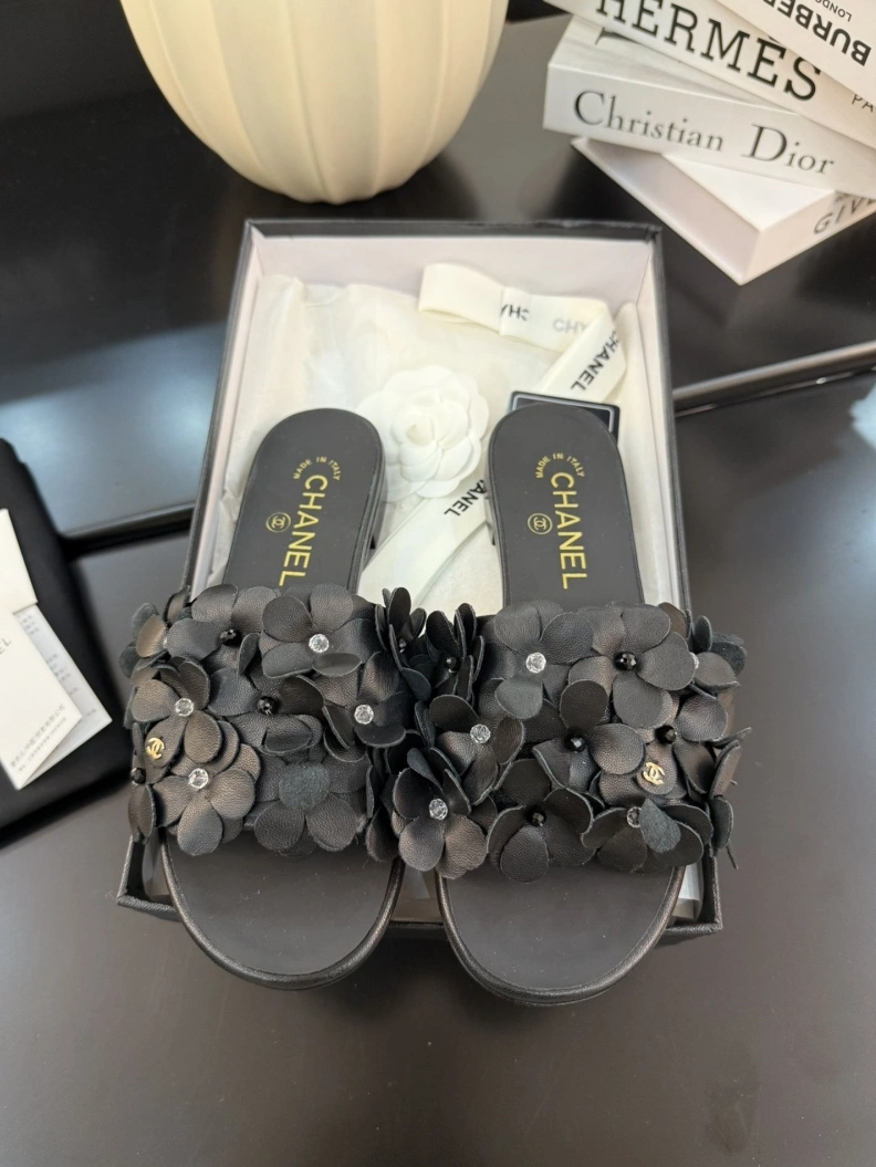 Bright Chxnxl Slippers 117122