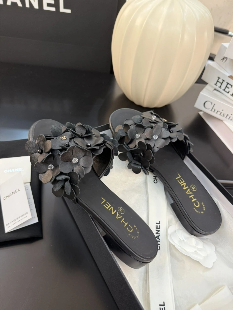 Bright Chxnxl Slippers 117122