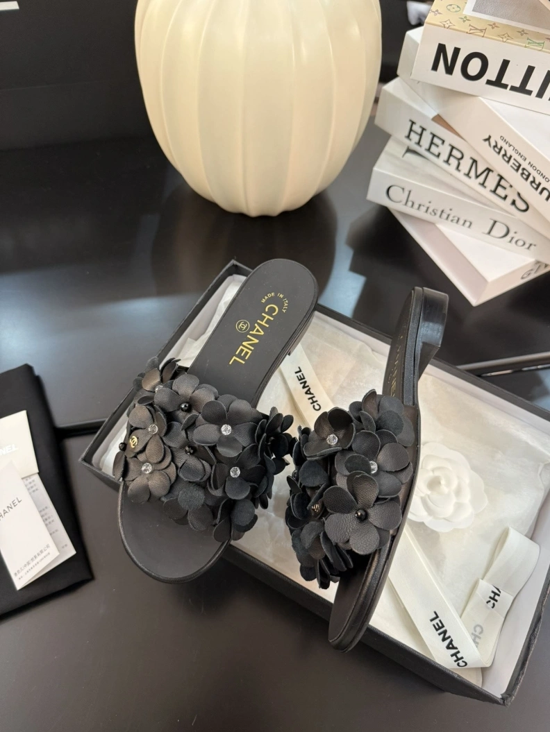 Bright Chxnxl Slippers 117122