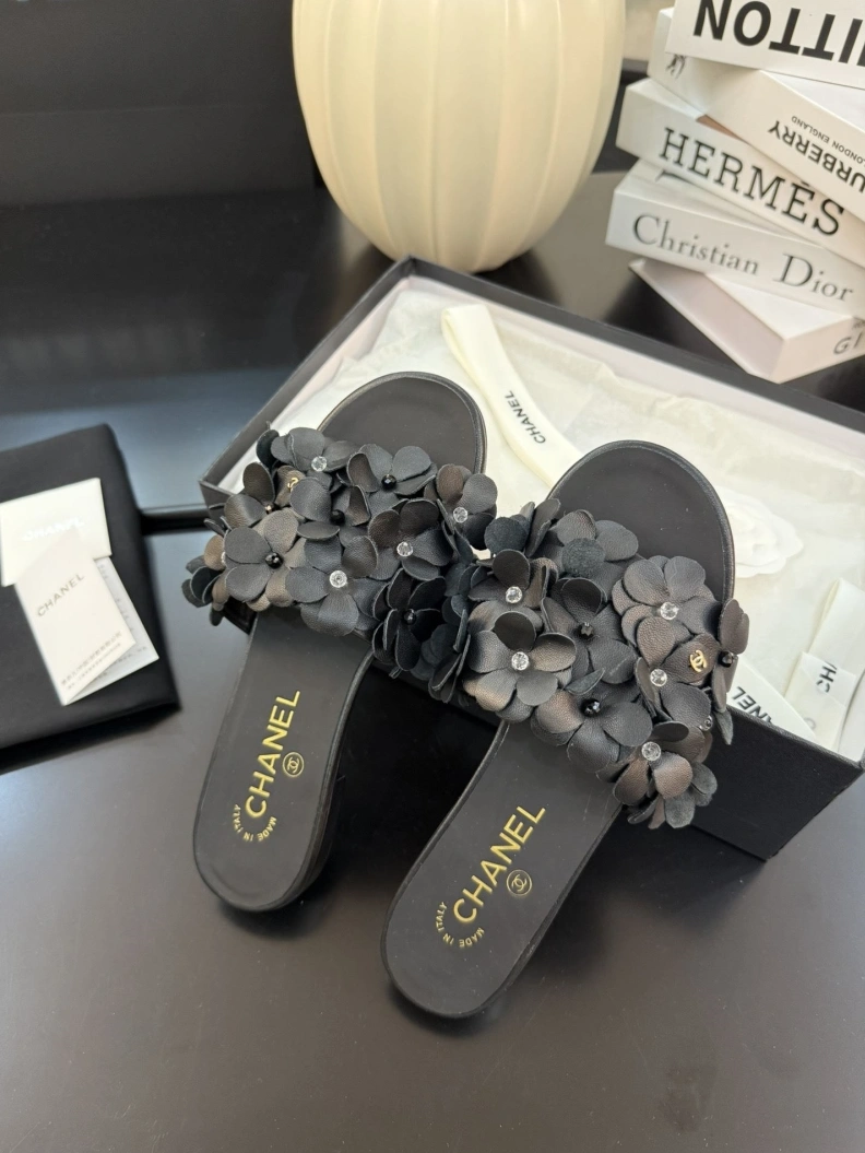Bright Chxnxl Slippers 117122