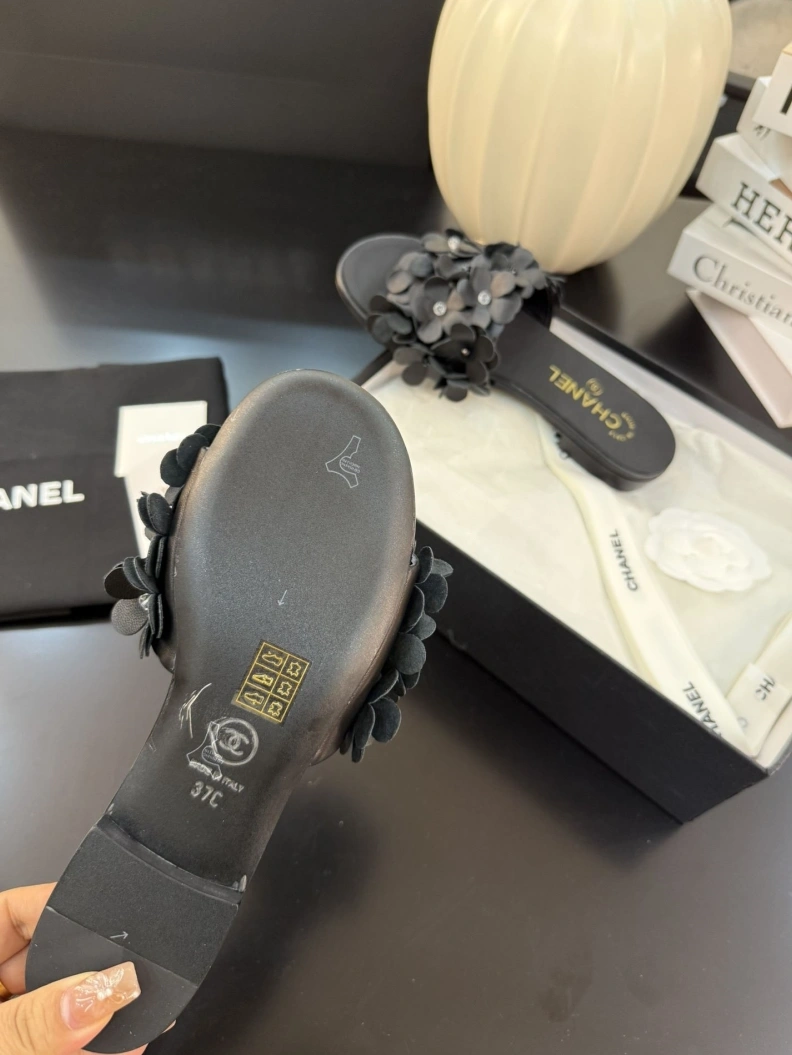 Bright Chxnxl Slippers 117122