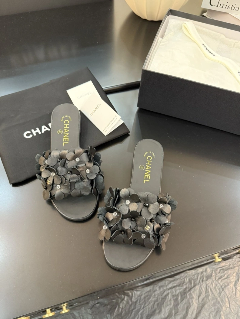 Bright Chxnxl Slippers 117122
