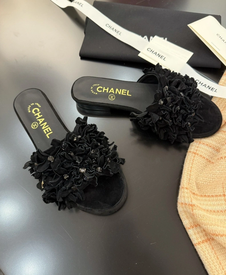 Lightweight Chxnxl Slippers 117121