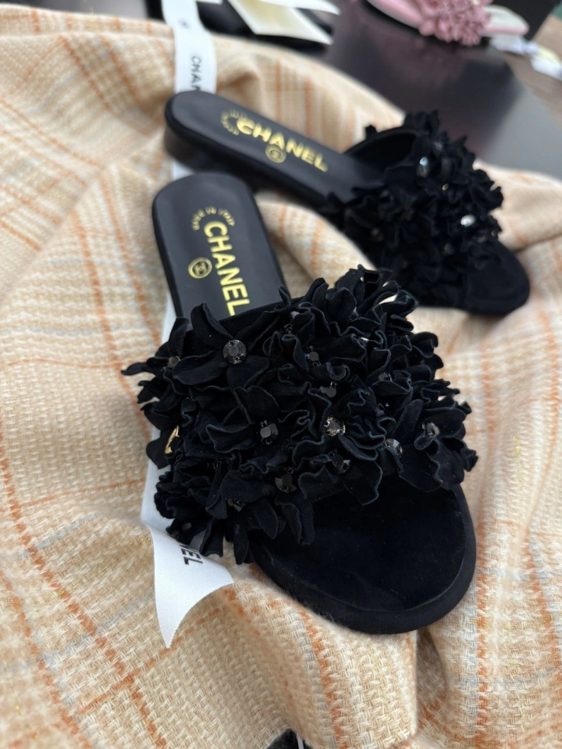 Lightweight Chxnxl Slippers 117121