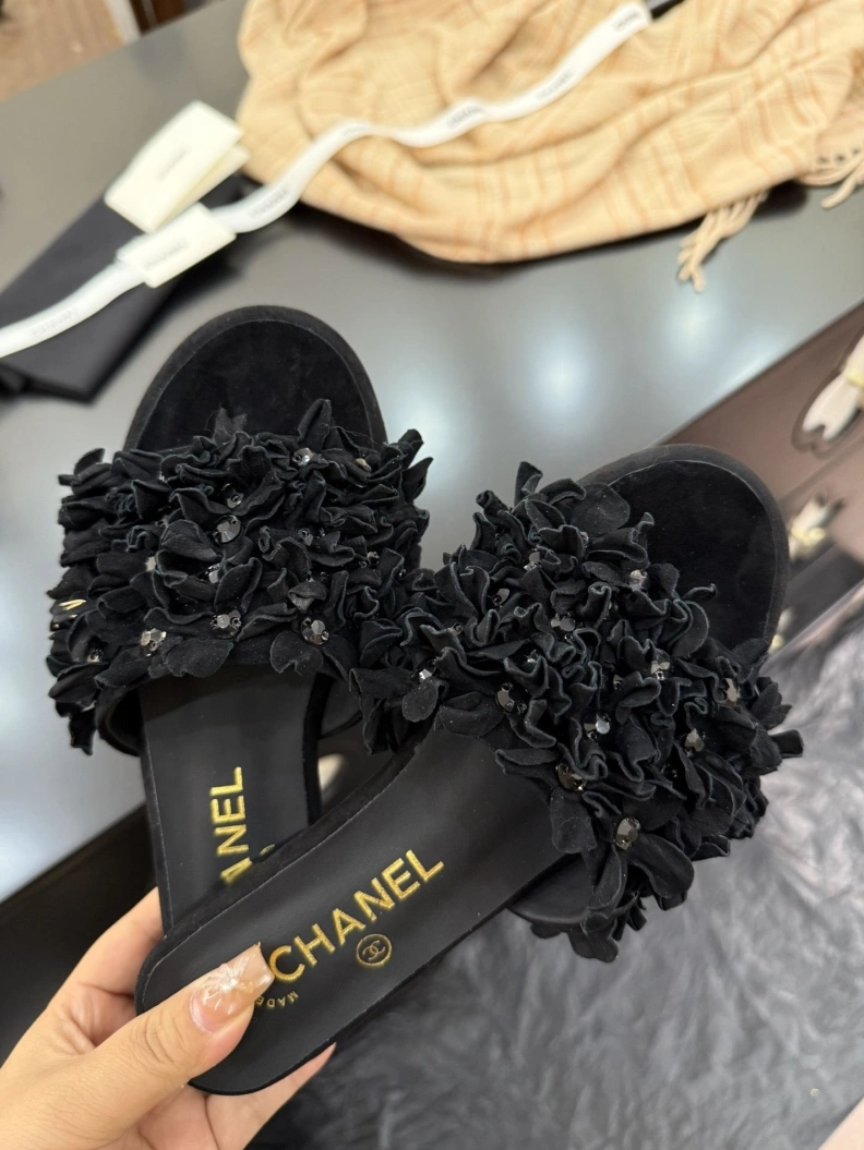 Lightweight Chxnxl Slippers 117121