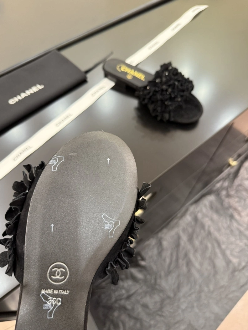 Lightweight Chxnxl Slippers 117121
