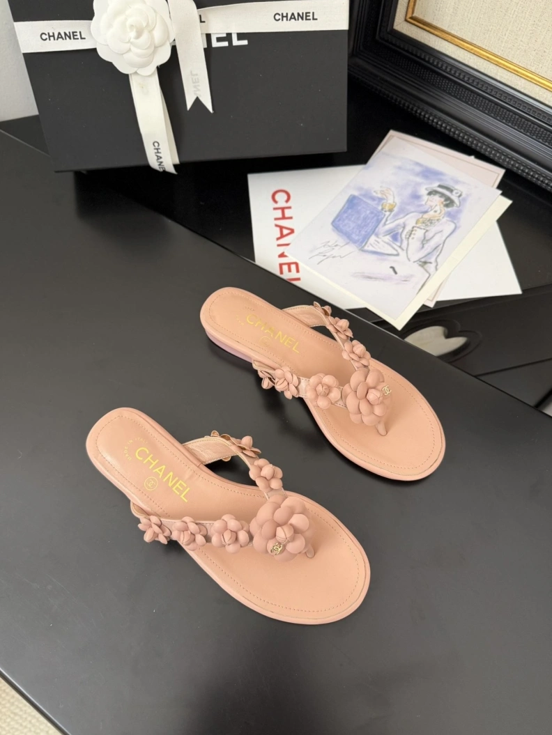 Lightweight Chxnxl Slippers 117117