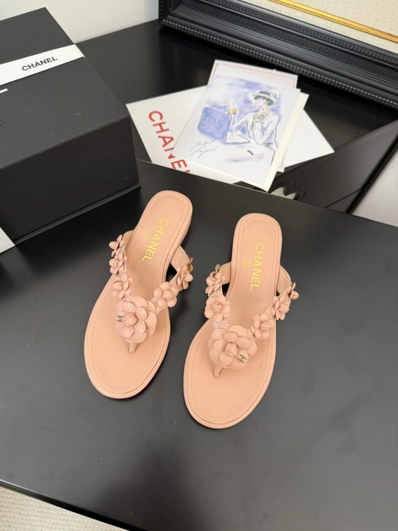 Lightweight Chxnxl Slippers 117117