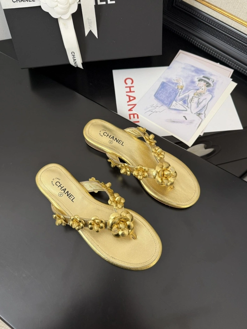 Versatile Chxnxl Slippers 117115