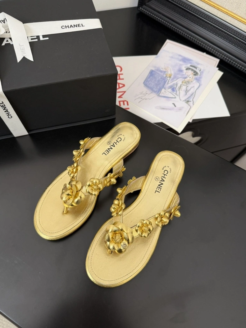 Versatile Chxnxl Slippers 117115