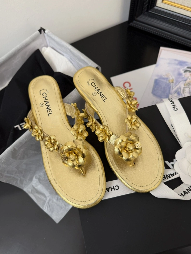 Versatile Chxnxl Slippers 117115