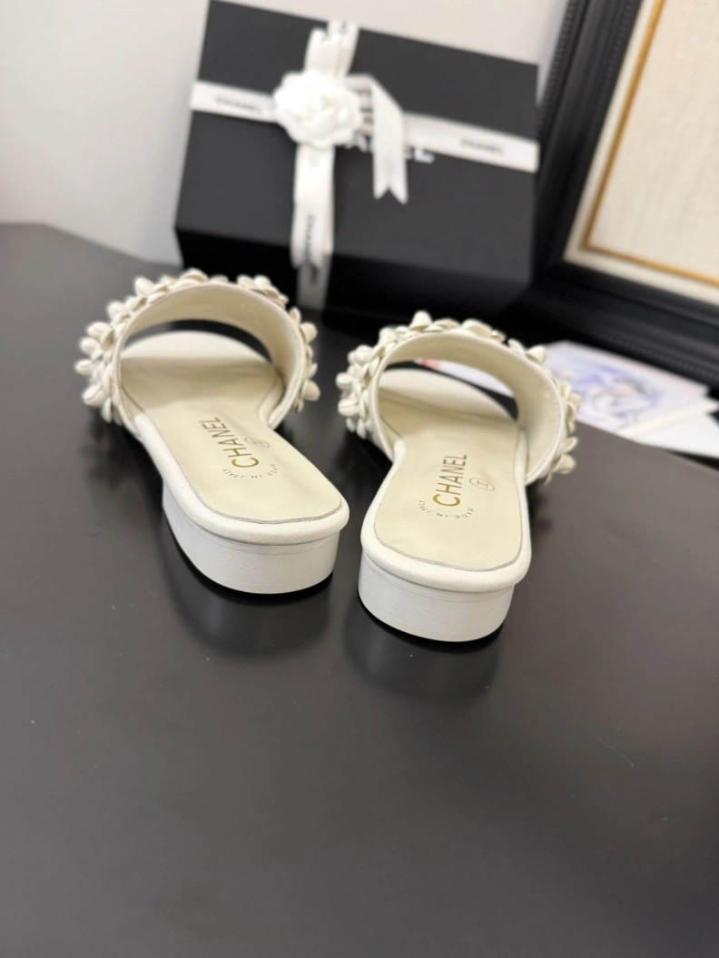 DailyWear Chxnxl Slippers 117111