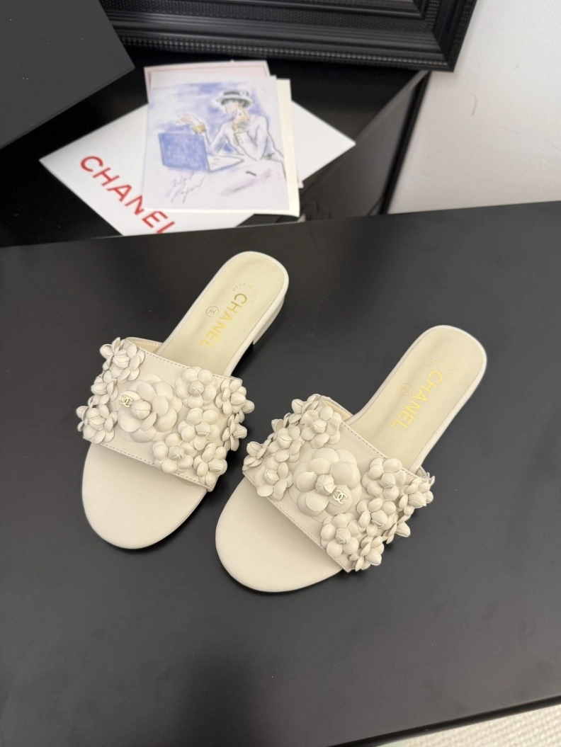 DailyWear Chxnxl Slippers 117111