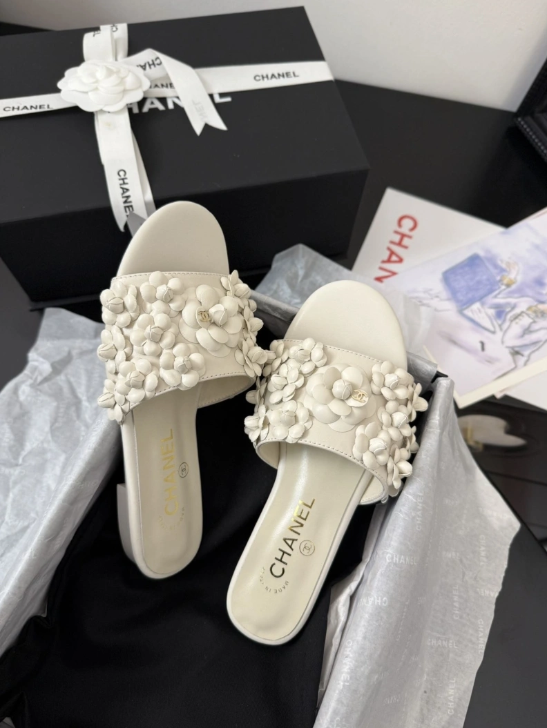 DailyWear Chxnxl Slippers 117111