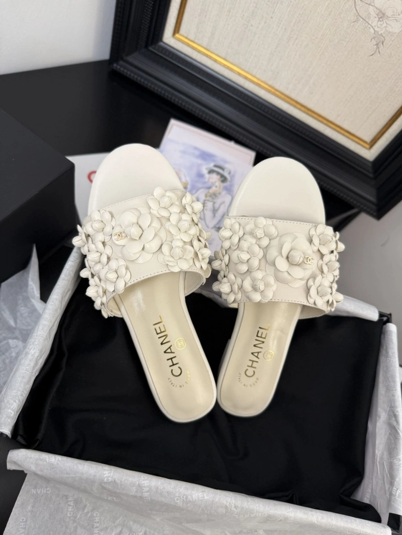 DailyWear Chxnxl Slippers 117111