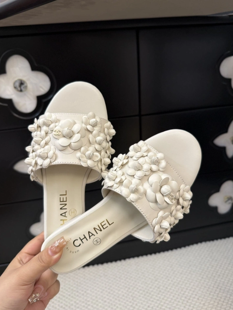 DailyWear Chxnxl Slippers 117111