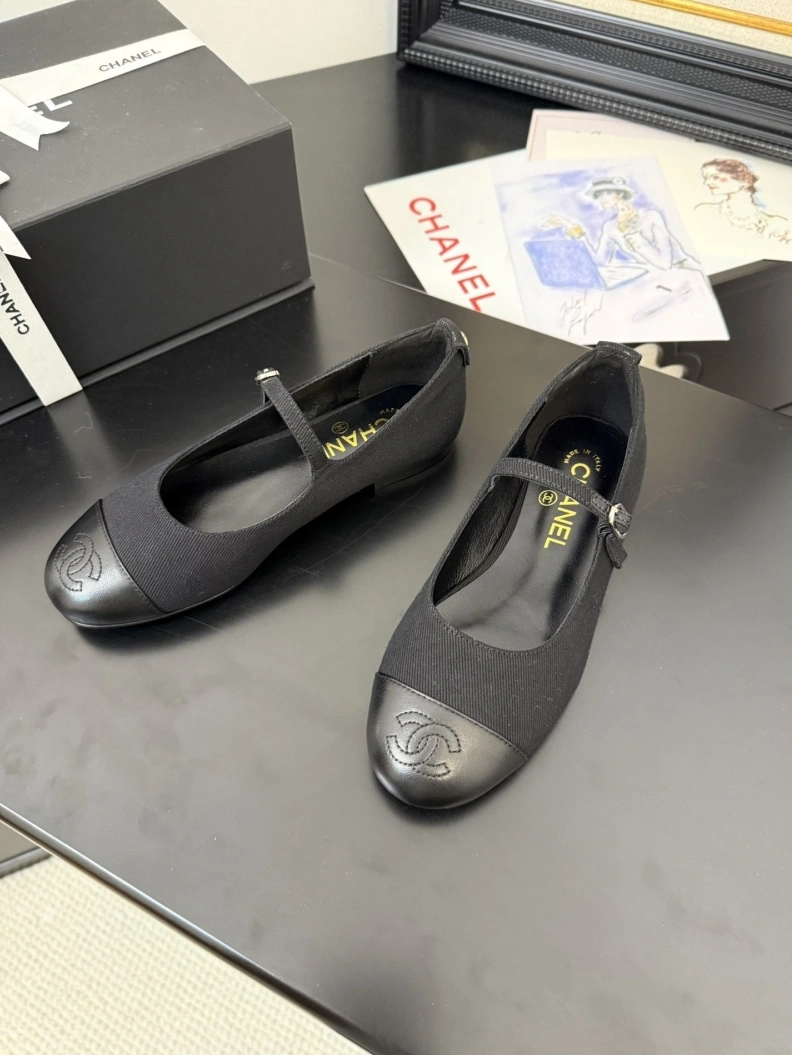 Bold Chxnxl Flat Shoes 117655