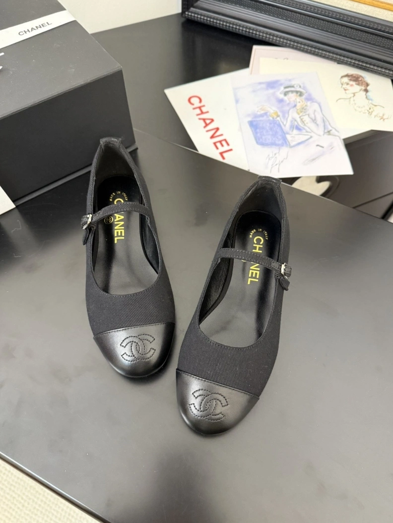 Bold Chxnxl Flat Shoes 117655