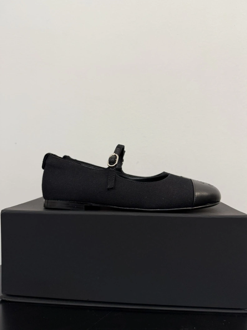 Bold Chxnxl Flat Shoes 117655