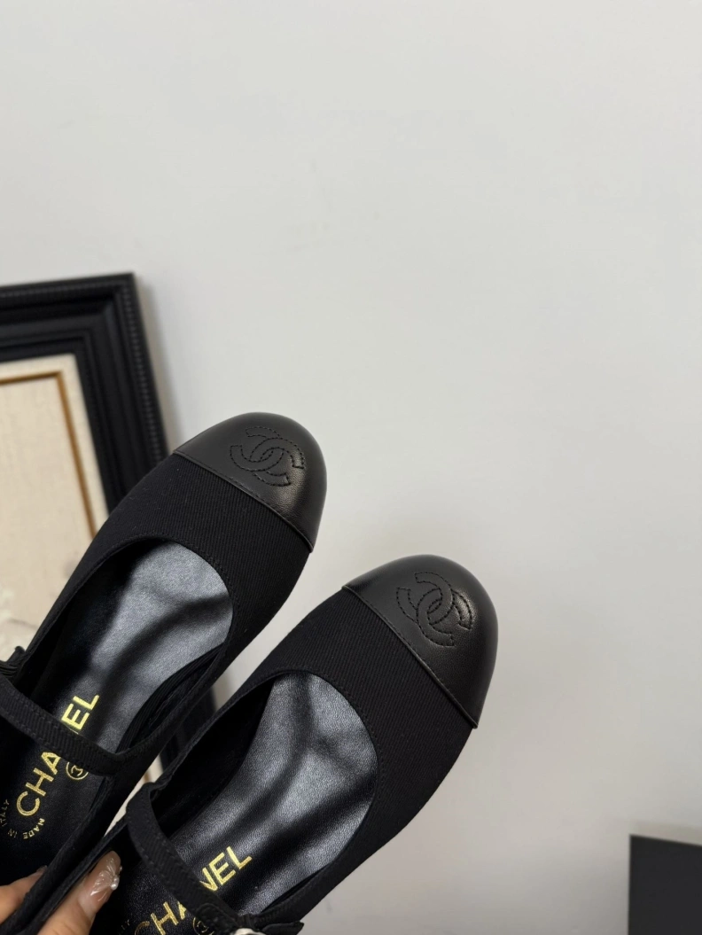 Bold Chxnxl Flat Shoes 117655