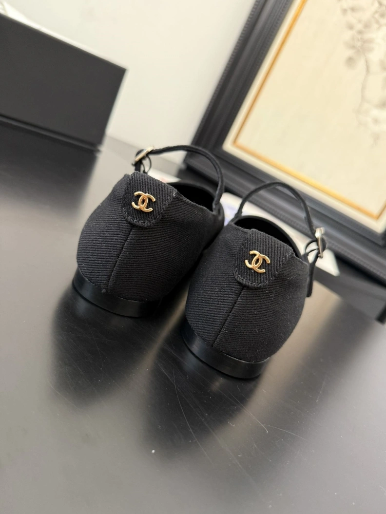 Bold Chxnxl Flat Shoes 117655