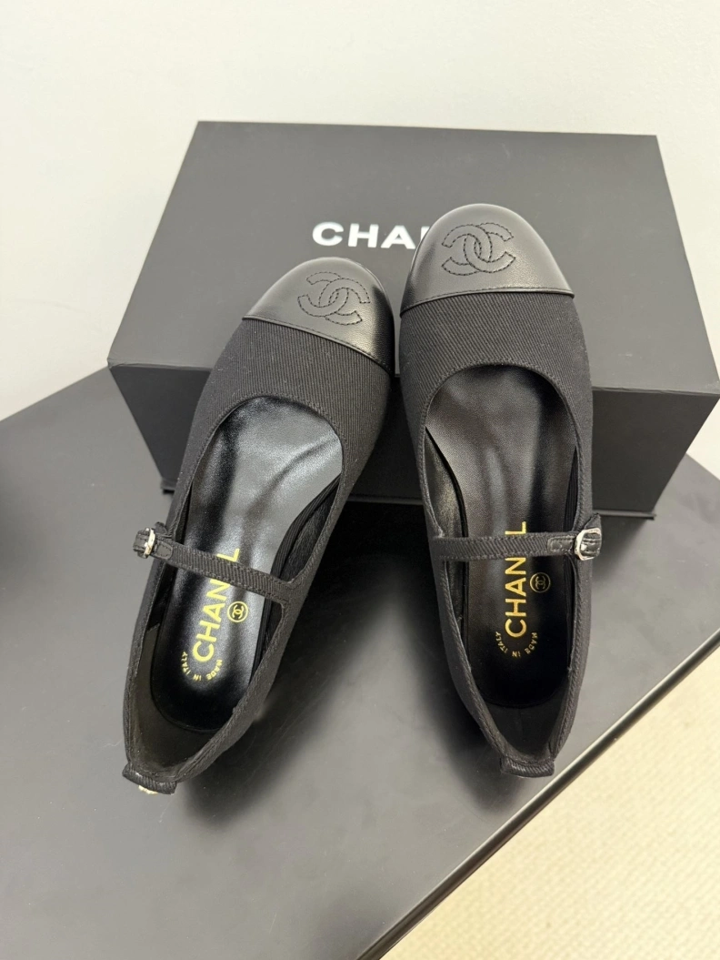 Bold Chxnxl Flat Shoes 117655
