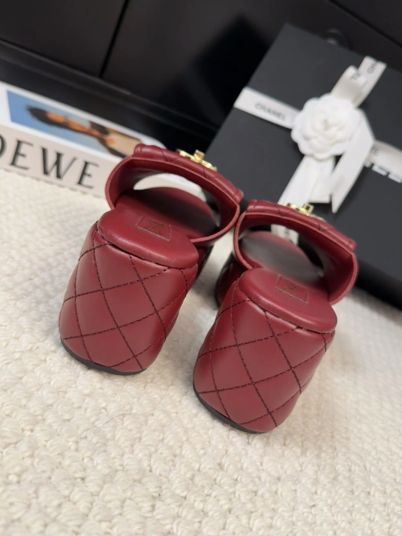 Stylish Chxnxl Slippers 117102