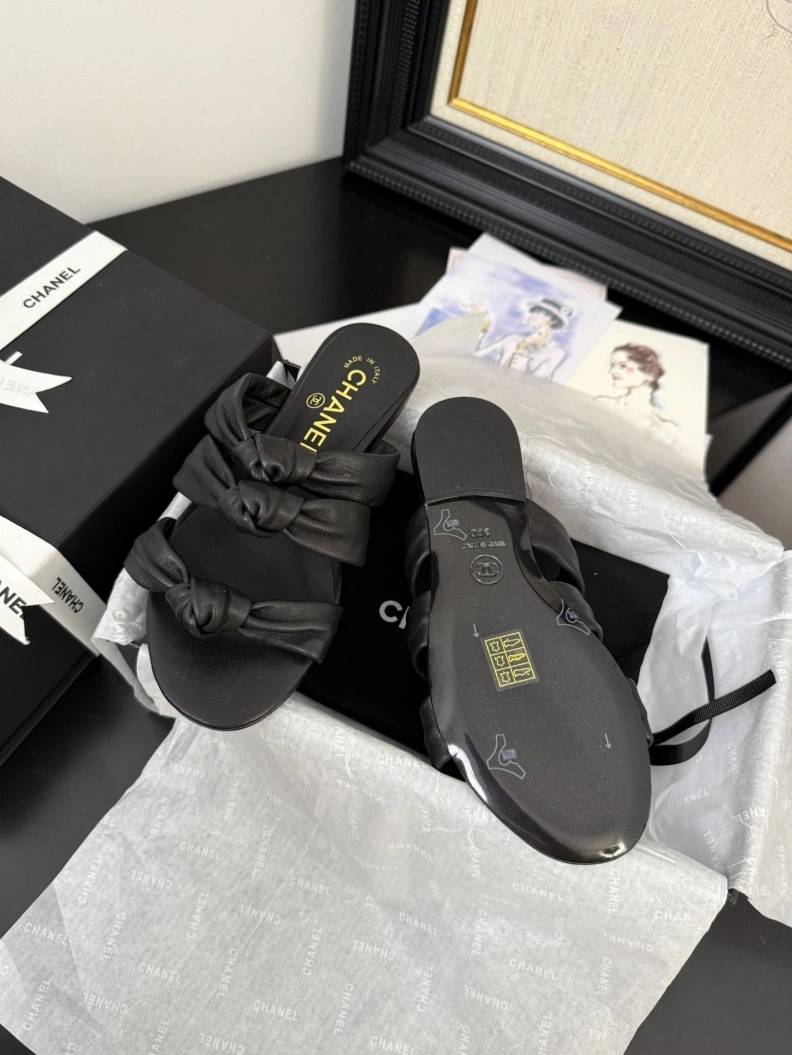 Compact Chxnxl Slippers 117103