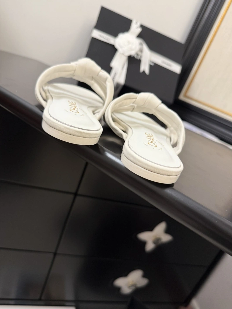 Stylish Chxnxl Slippers 117098