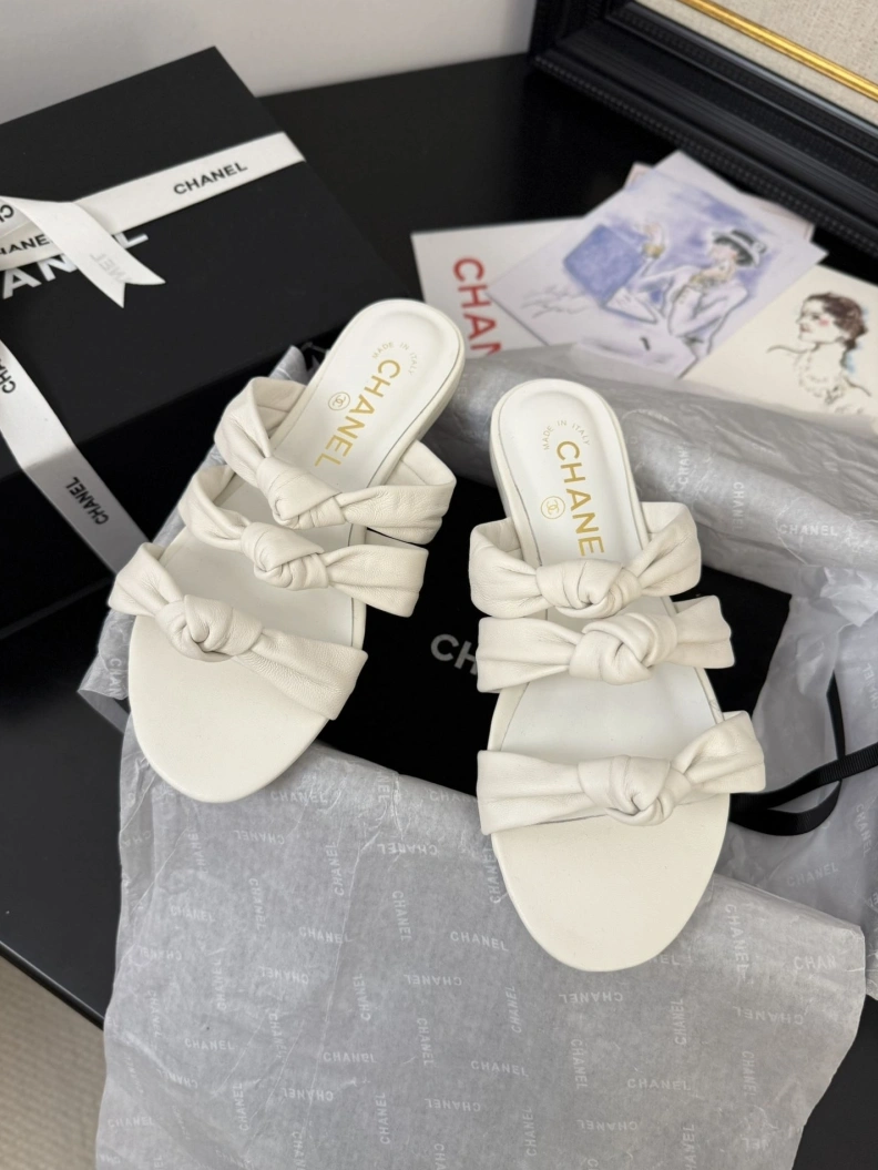 Stylish Chxnxl Slippers 117098