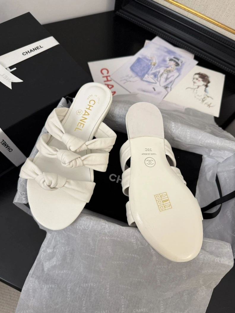 Stylish Chxnxl Slippers 117098