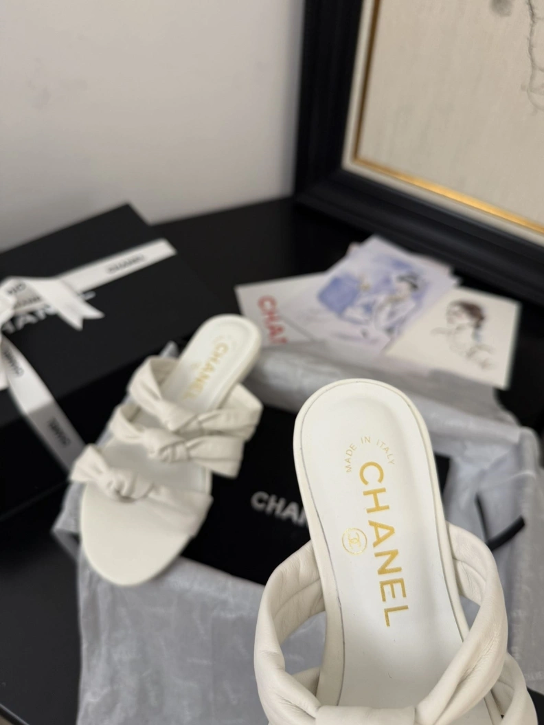 Stylish Chxnxl Slippers 117098