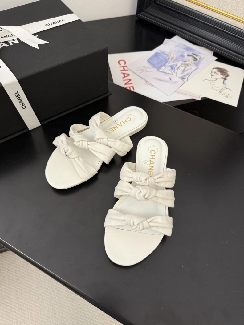 Stylish Chxnxl Slippers 117098
