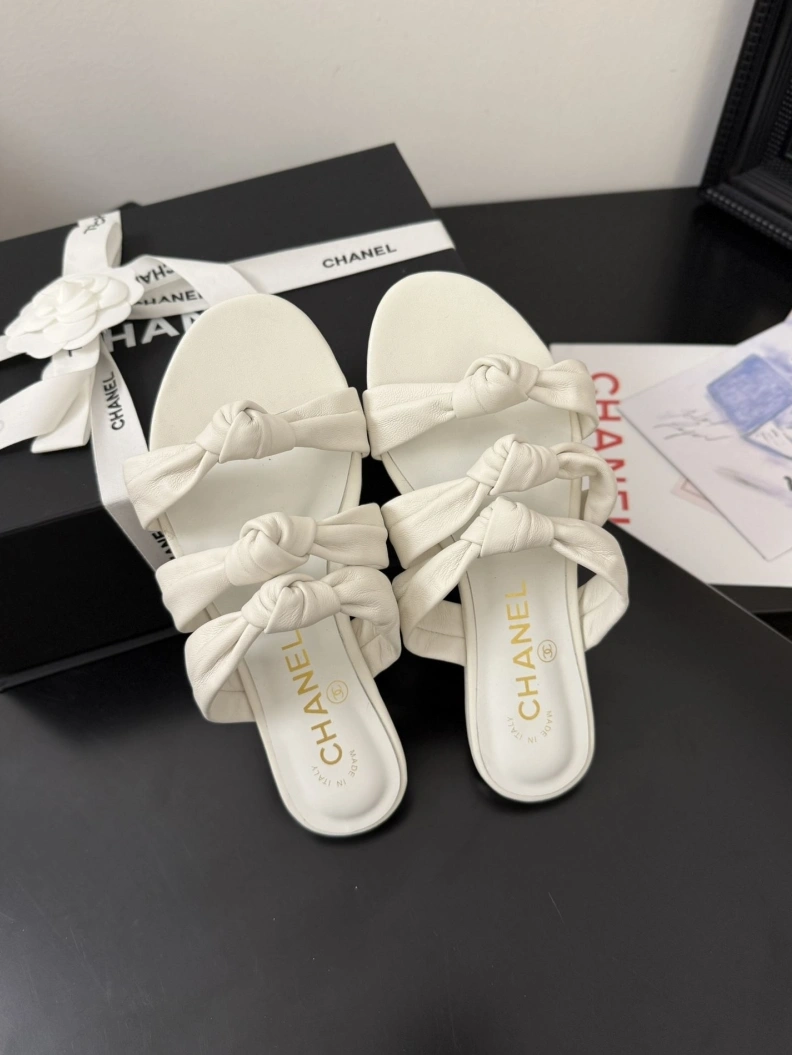 Stylish Chxnxl Slippers 117098