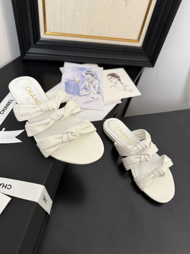 Stylish Chxnxl Slippers 117098