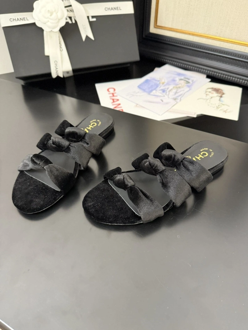 Bright Chxnxl Slippers 117094