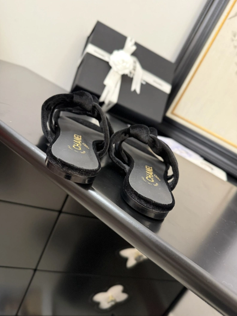 Bright Chxnxl Slippers 117094