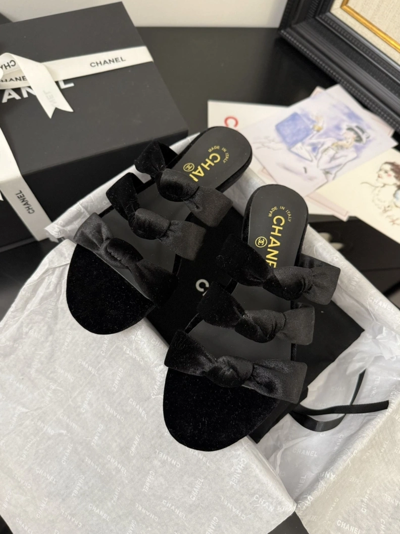 Bright Chxnxl Slippers 117094