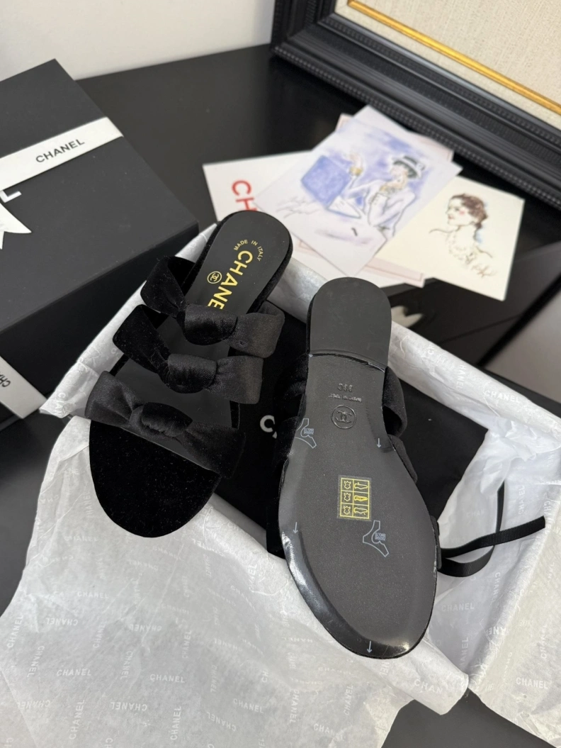 Bright Chxnxl Slippers 117094