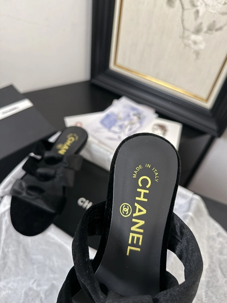 Bright Chxnxl Slippers 117094