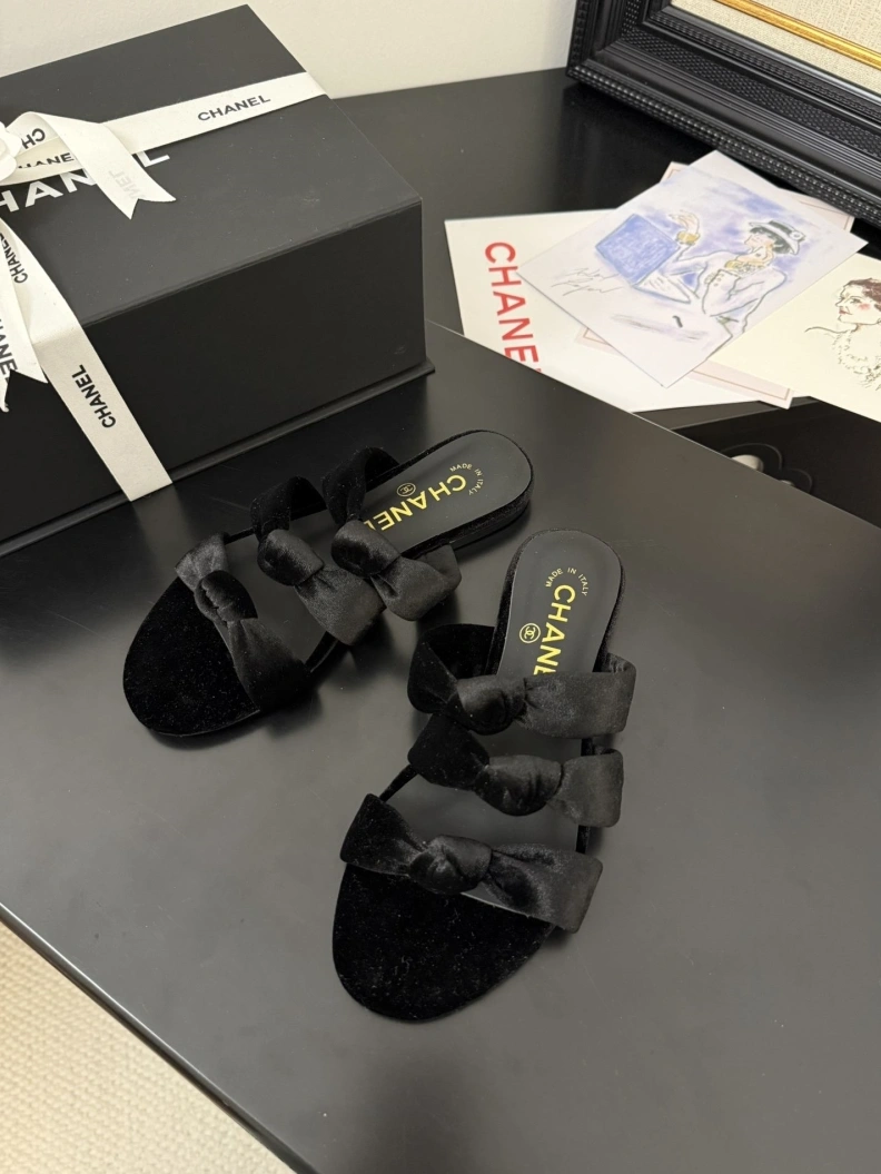 Bright Chxnxl Slippers 117094