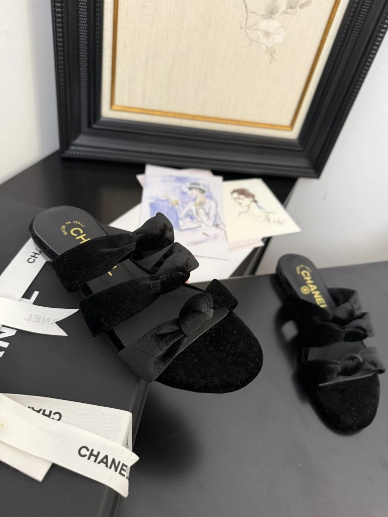 Bright Chxnxl Slippers 117094