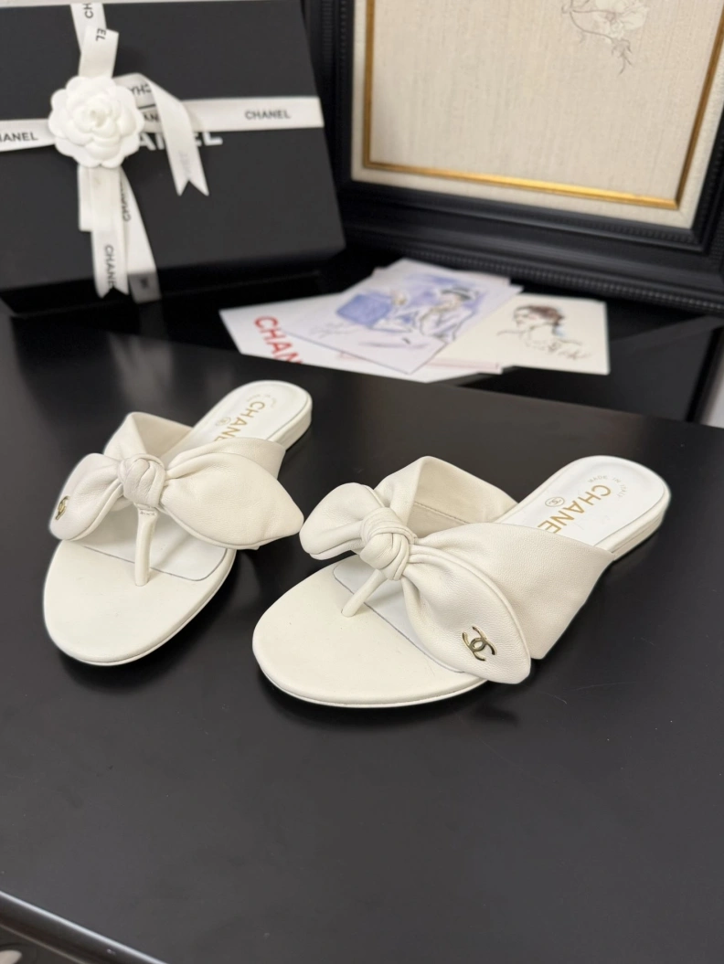 Flexible Chxnxl Slippers 117089