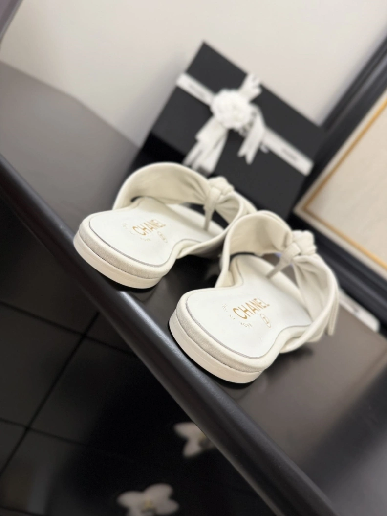 Flexible Chxnxl Slippers 117089