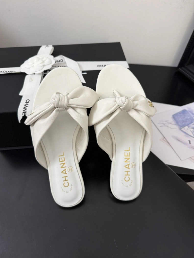 Flexible Chxnxl Slippers 117089