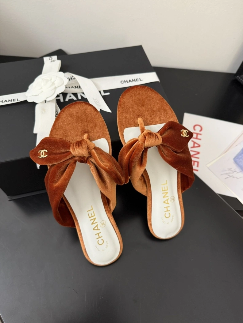 EasyMatch Chxnxl Slippers 117093