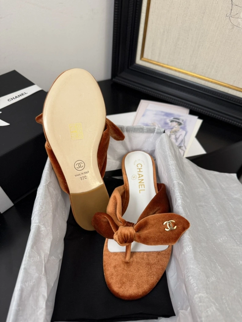 EasyMatch Chxnxl Slippers 117093